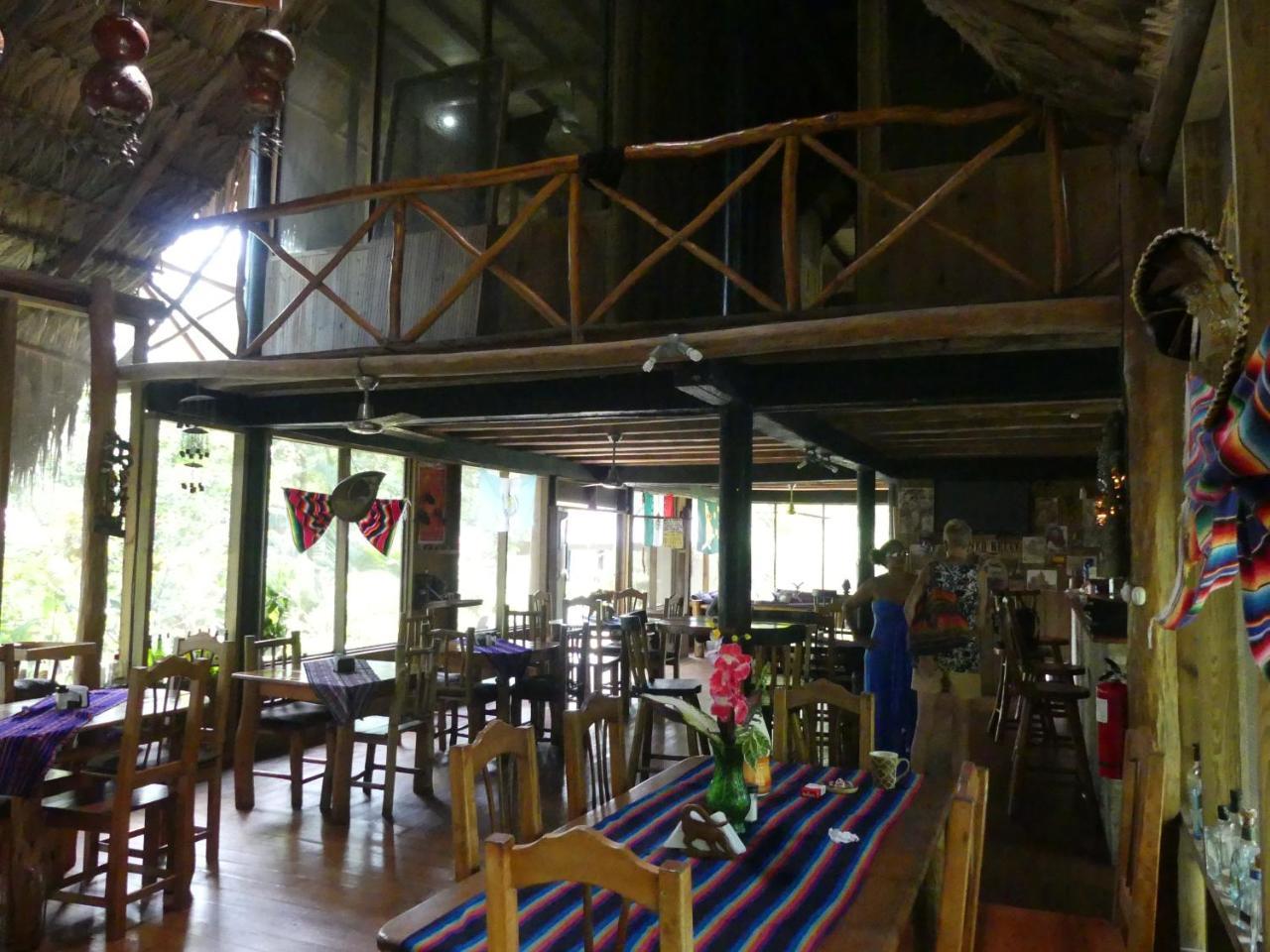 Hotel Kangaroo Y Restaurante Rio Dulce Town Esterno foto