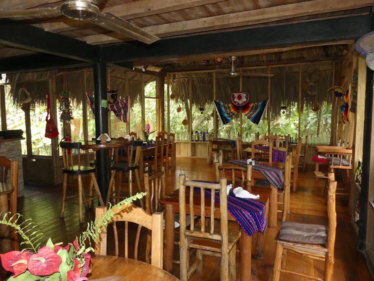 Hotel Kangaroo Y Restaurante Rio Dulce Town Esterno foto