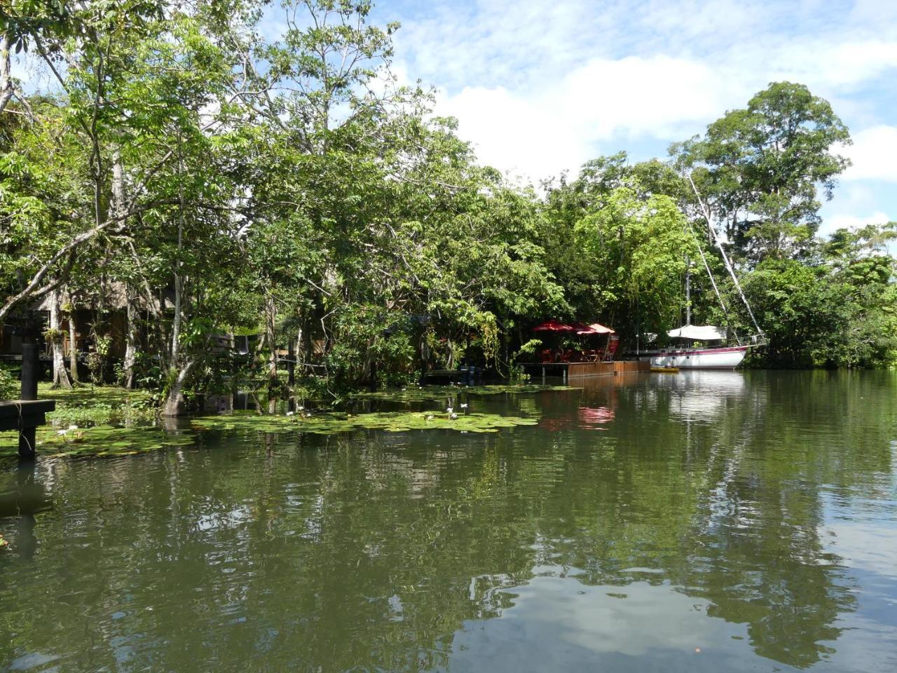 Hotel Kangaroo Y Restaurante Rio Dulce Town Esterno foto