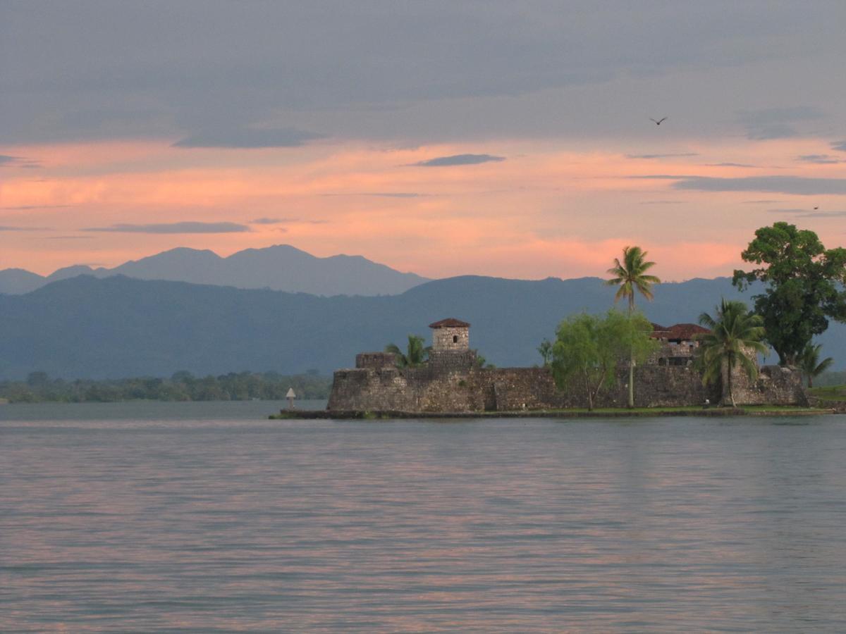 Hotel Kangaroo Y Restaurante Rio Dulce Town Esterno foto