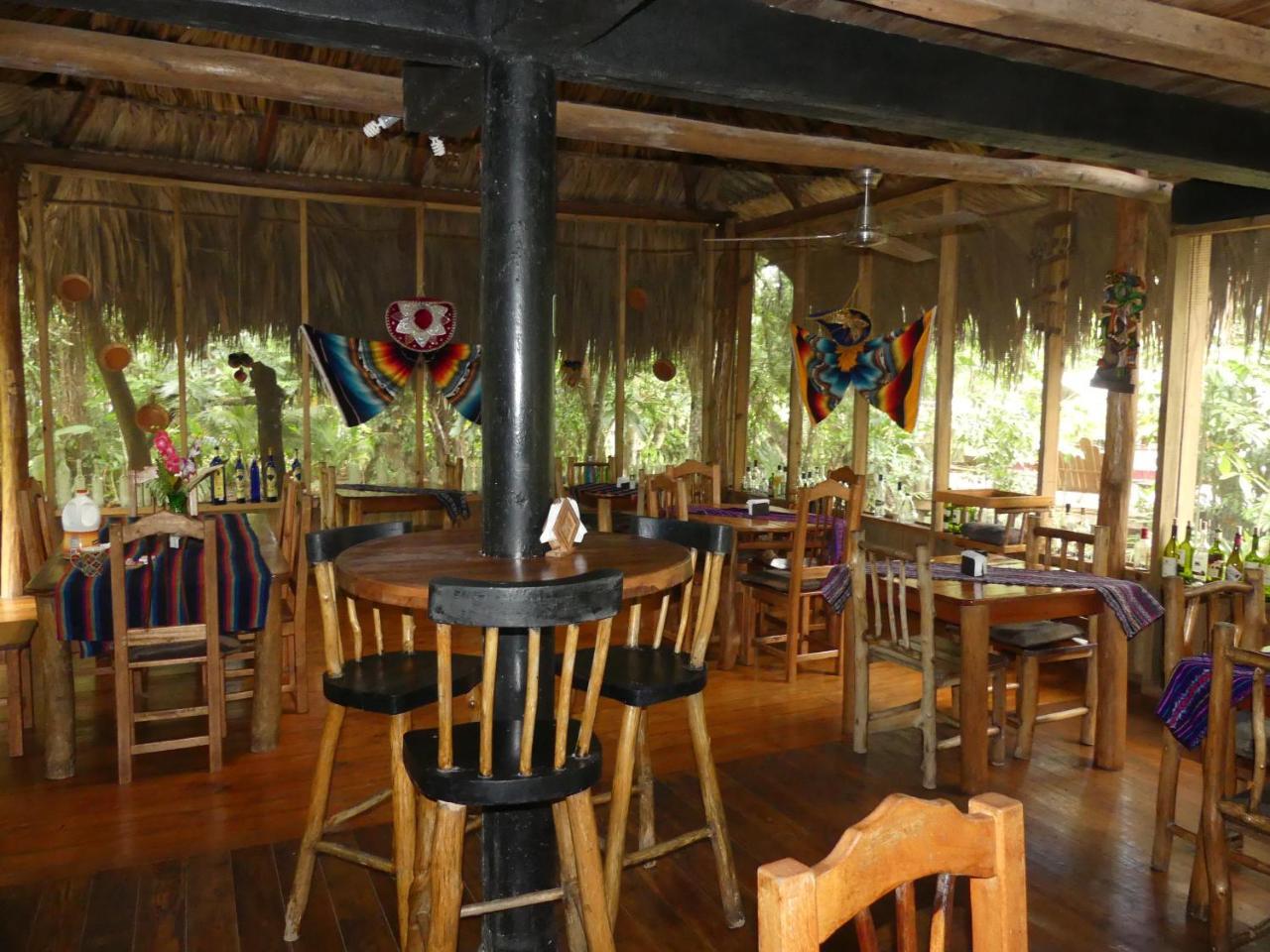 Hotel Kangaroo Y Restaurante Rio Dulce Town Esterno foto